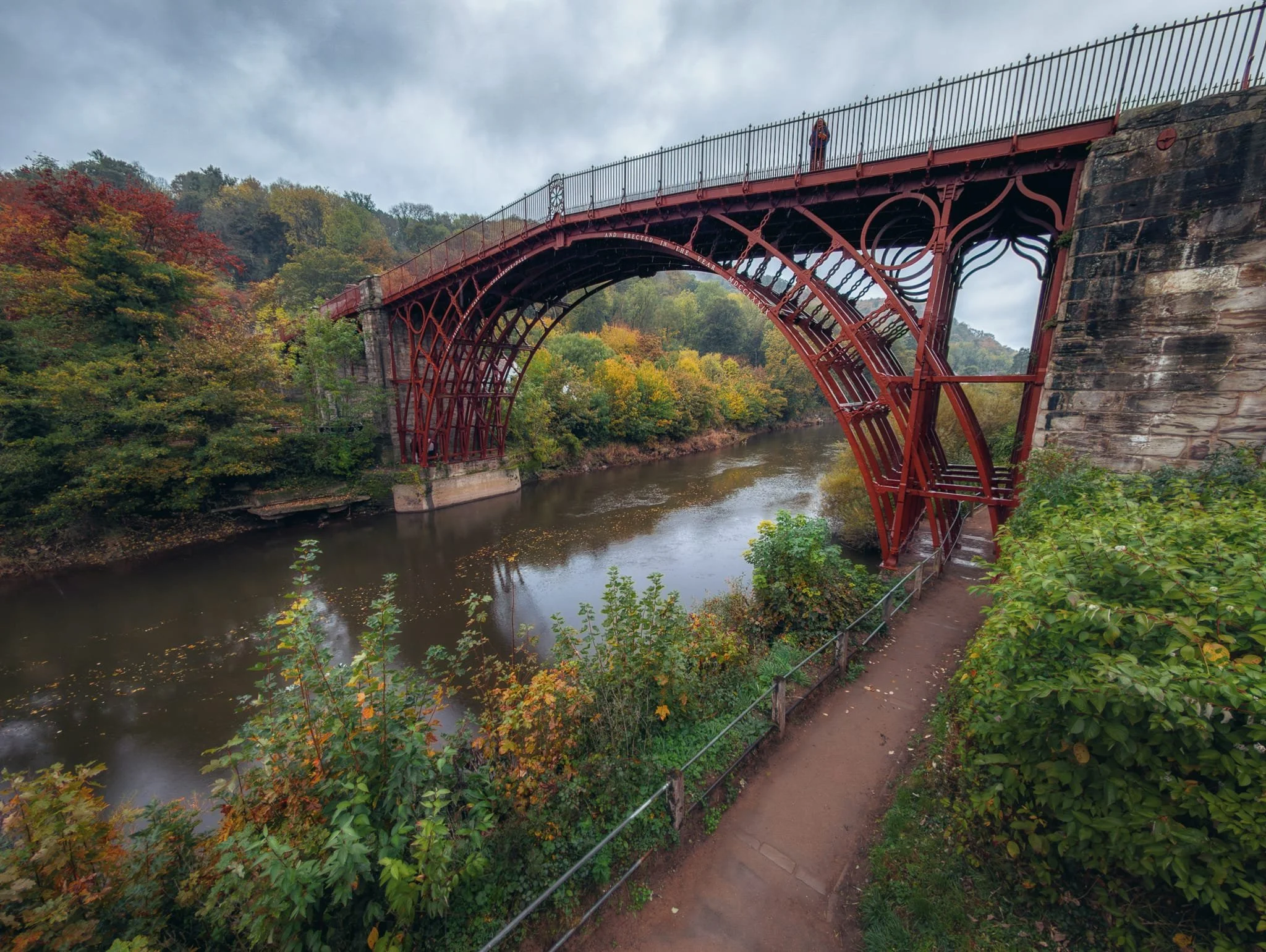  The bridge was constructed in 1779, opened in 1781, and was the first major bridge in the world to be made entirely of cast iron. Built to span the Severn Gorge near Coalbrookdale, where local ironworkers developed pioneering iron casting techniques that helped spark the Industrial Revolution. The bridge proved iron could rival stone and timber. 