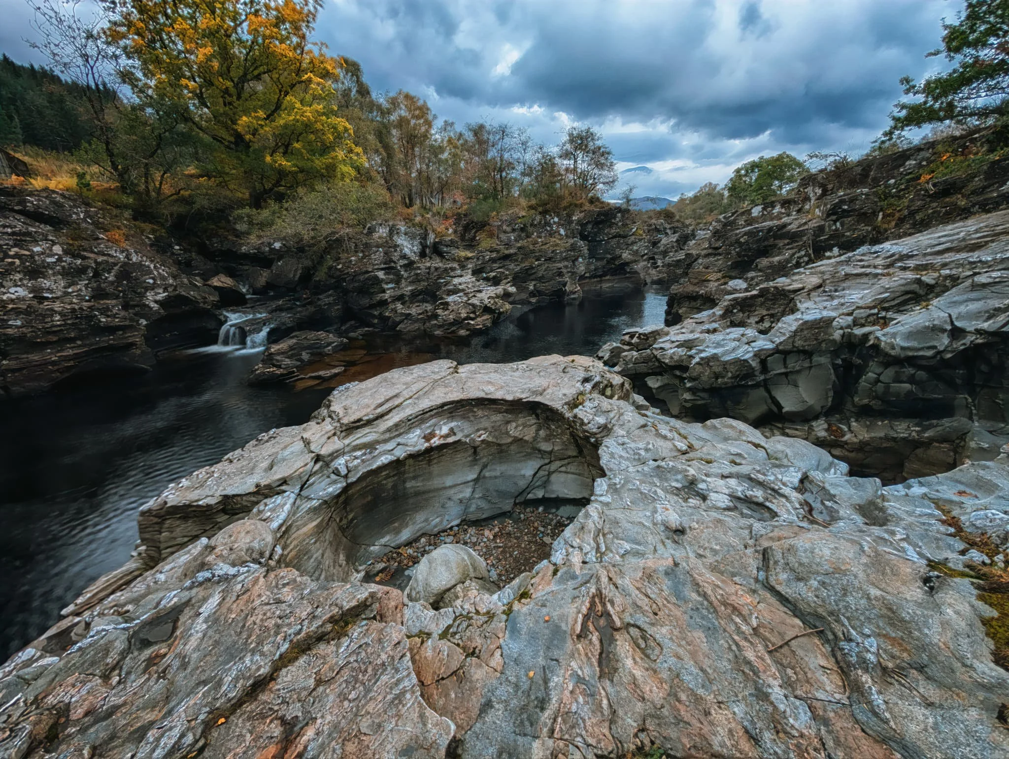  This place is incredible; waterfalls pouring in everywhere as the valley bottom suddenly drops down into this mighty gorge. 