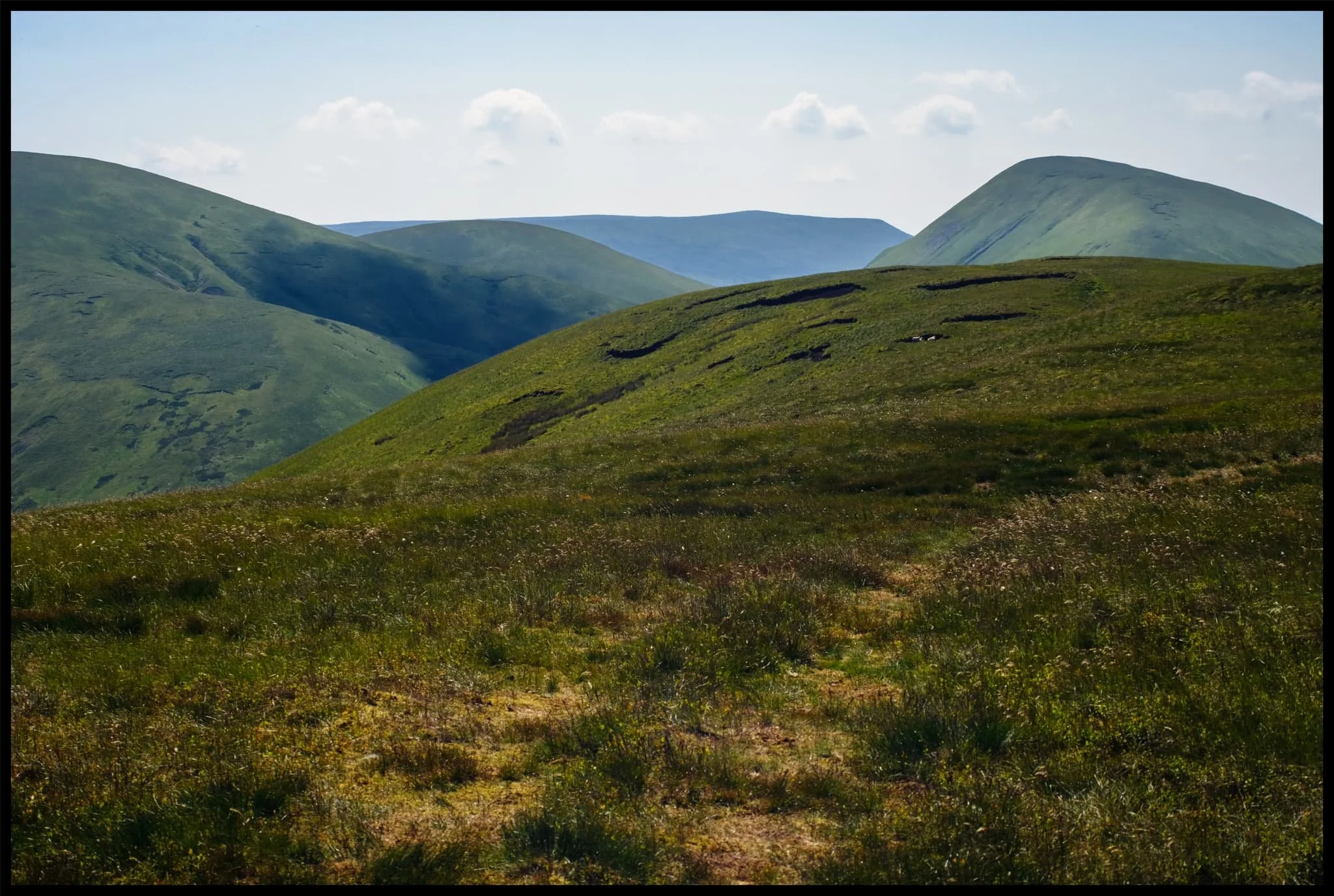  On the West Fell ridge, Yarlside comes into view again and the temptation to get a better look proves strong. 