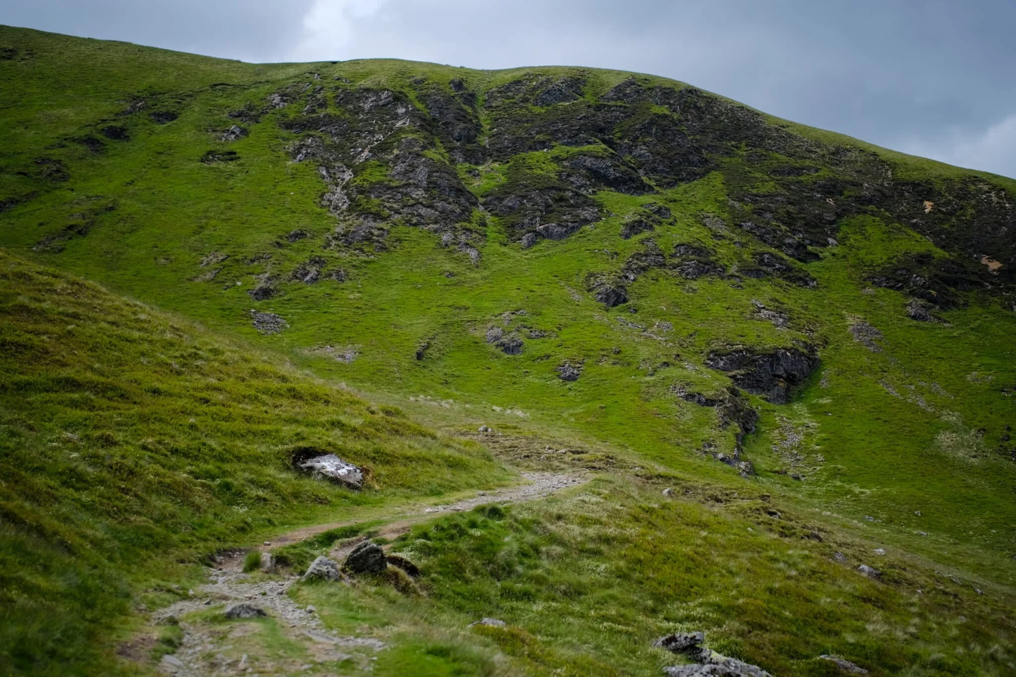Bowscale Tarn is near. The bridleway skirts around this moraine “lip” that keeps the water where it is. Ahead is the wall known sensibly as Tarn Crags.