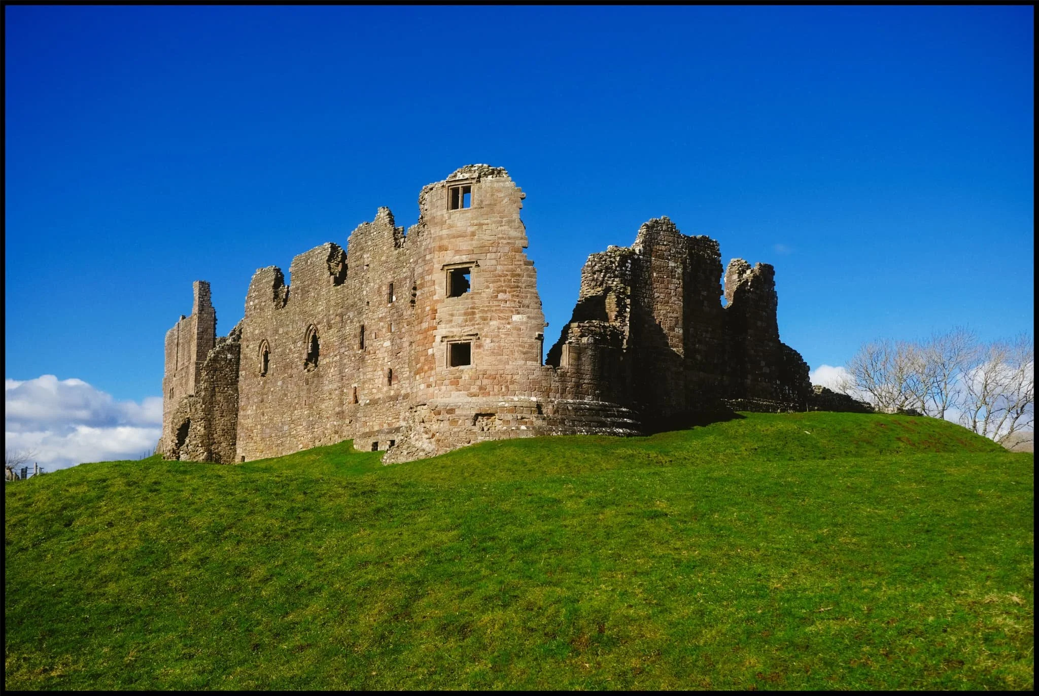  And there she is. This is the southeastern profile of the castle, showing Clifford&rsquo;s Tower and its 17th-century windows. 