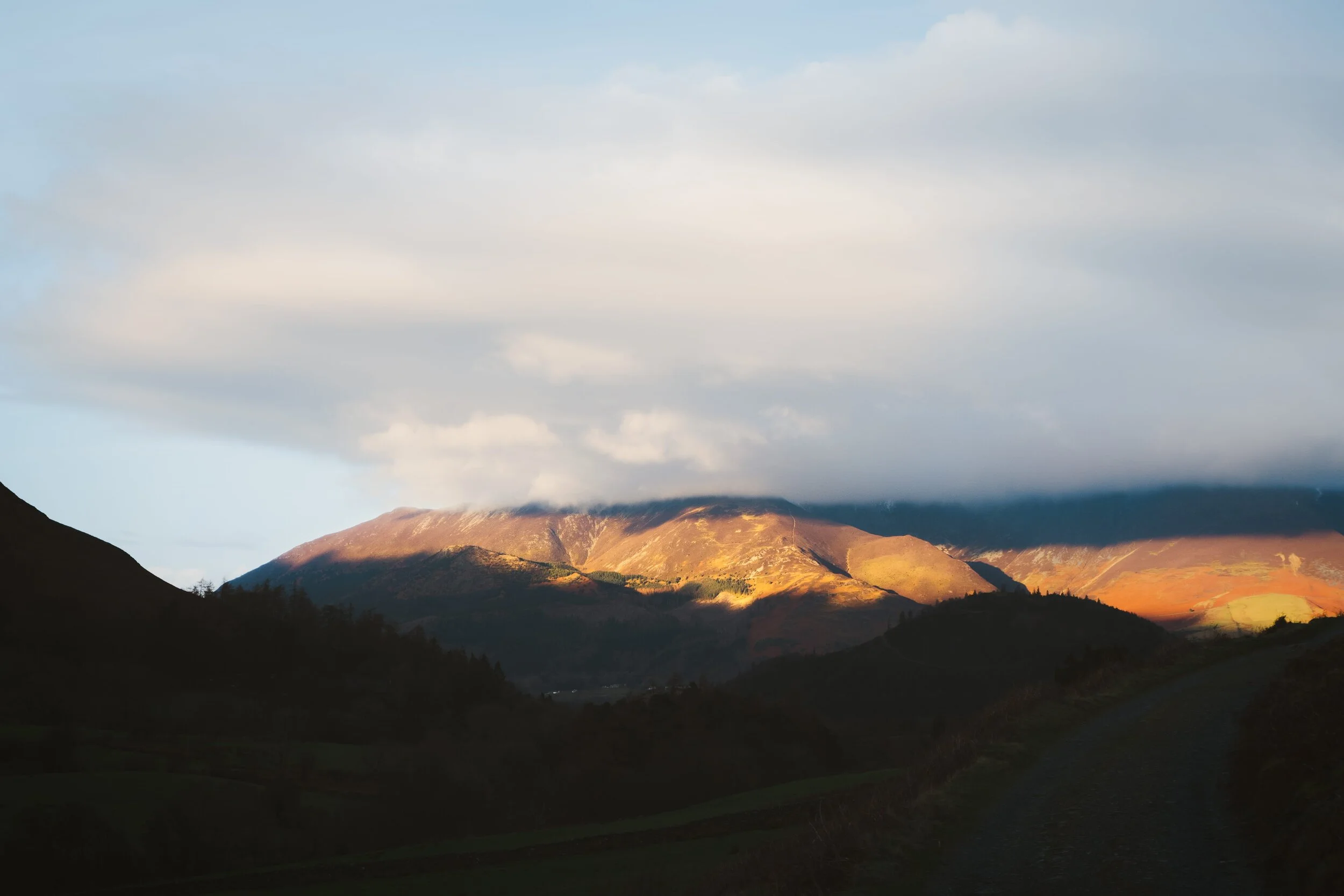 The last of the day’s light, streaking across the multi-faceted face of the Skiddaw massif (931 m/3,054 ft).