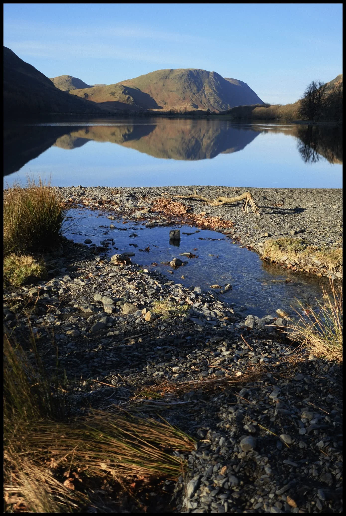  A clear view of Mellbreak and its reflection. 
