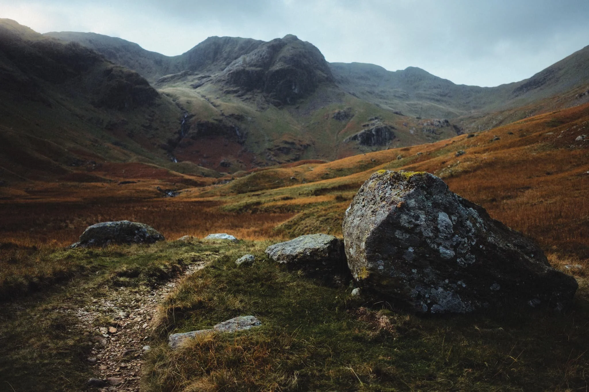  One of my favourite compositions from the whole hike. Just a perfect balance of light, contour, simplicity, and colour. 