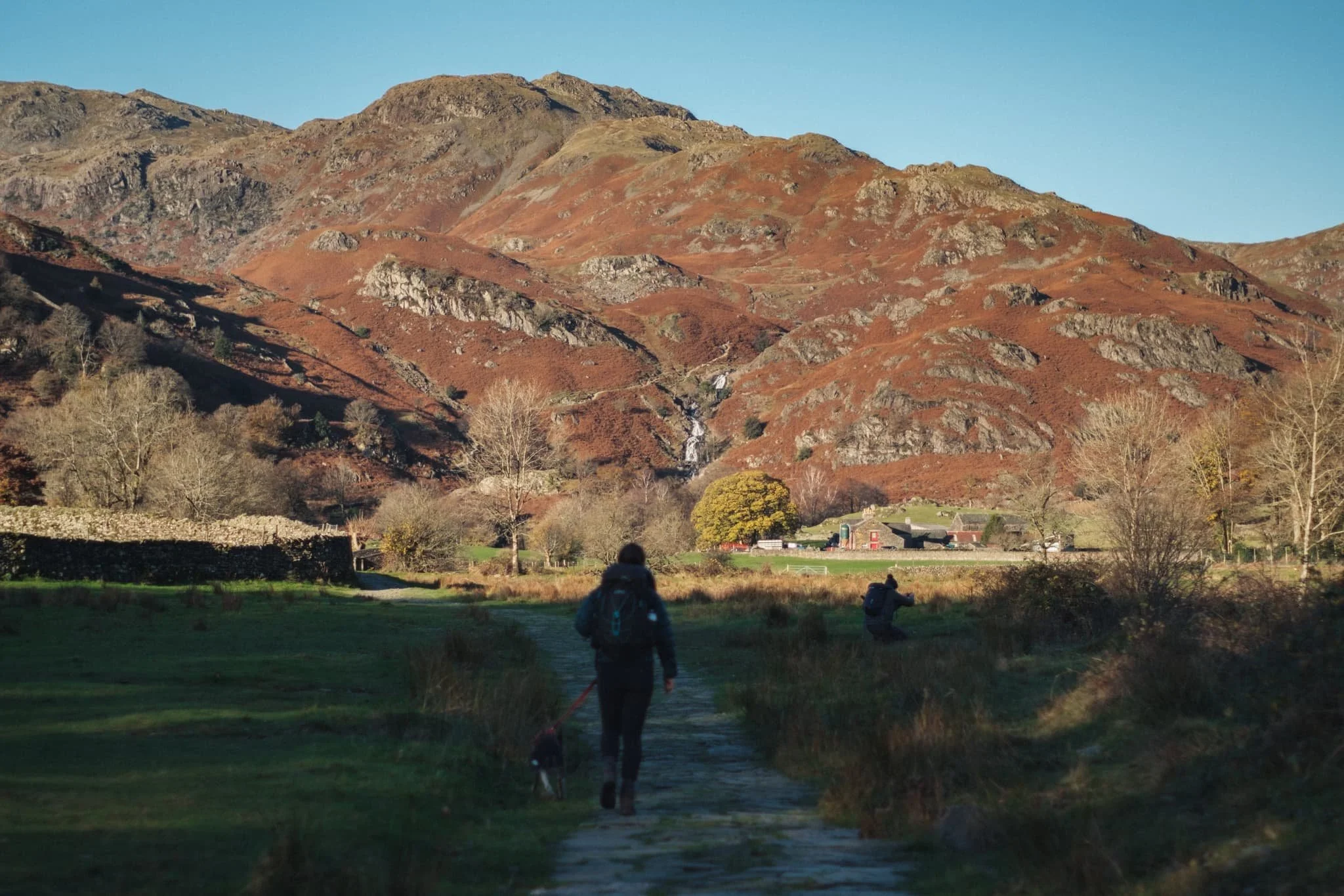  The trail takes us into Easedale where the arresting sight of Sourmilk Ghyll towered by Tarn Crag (551 m/1,808 ft) and High Raise (762 m/2,500 ft) comes into view. 