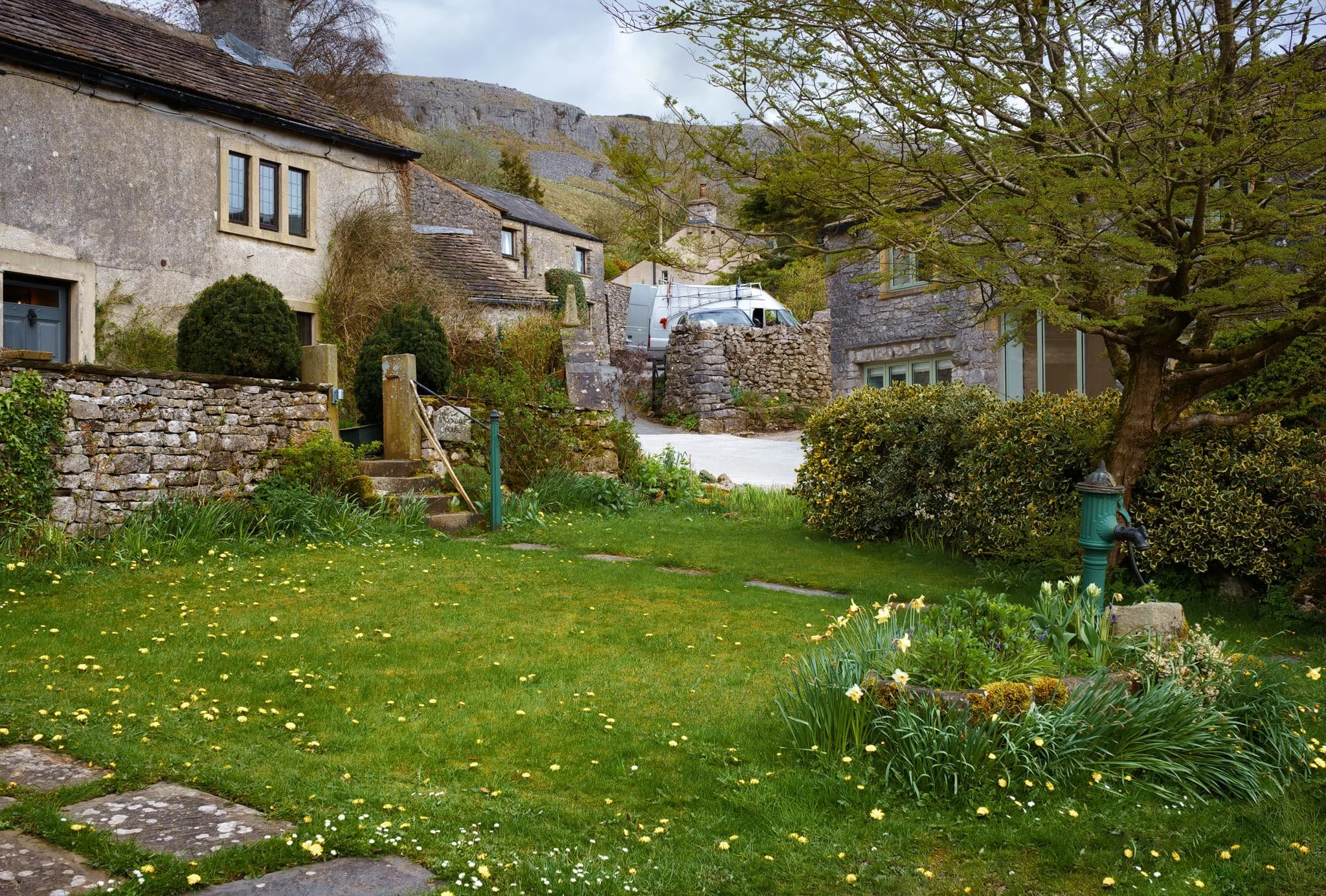  This quaint scene, complete with old water pump, was something I couldn&rsquo;t resist making a composition of. 