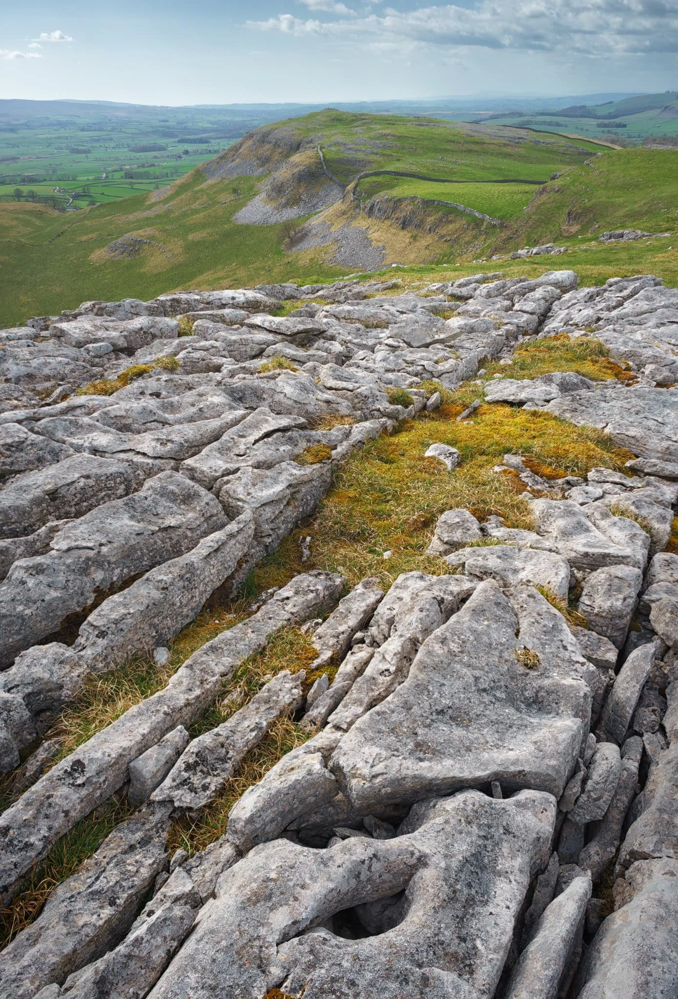  The summit of Smearsett Scar offers a bounty of limestone clints and grikes that I want to make compositions of. 