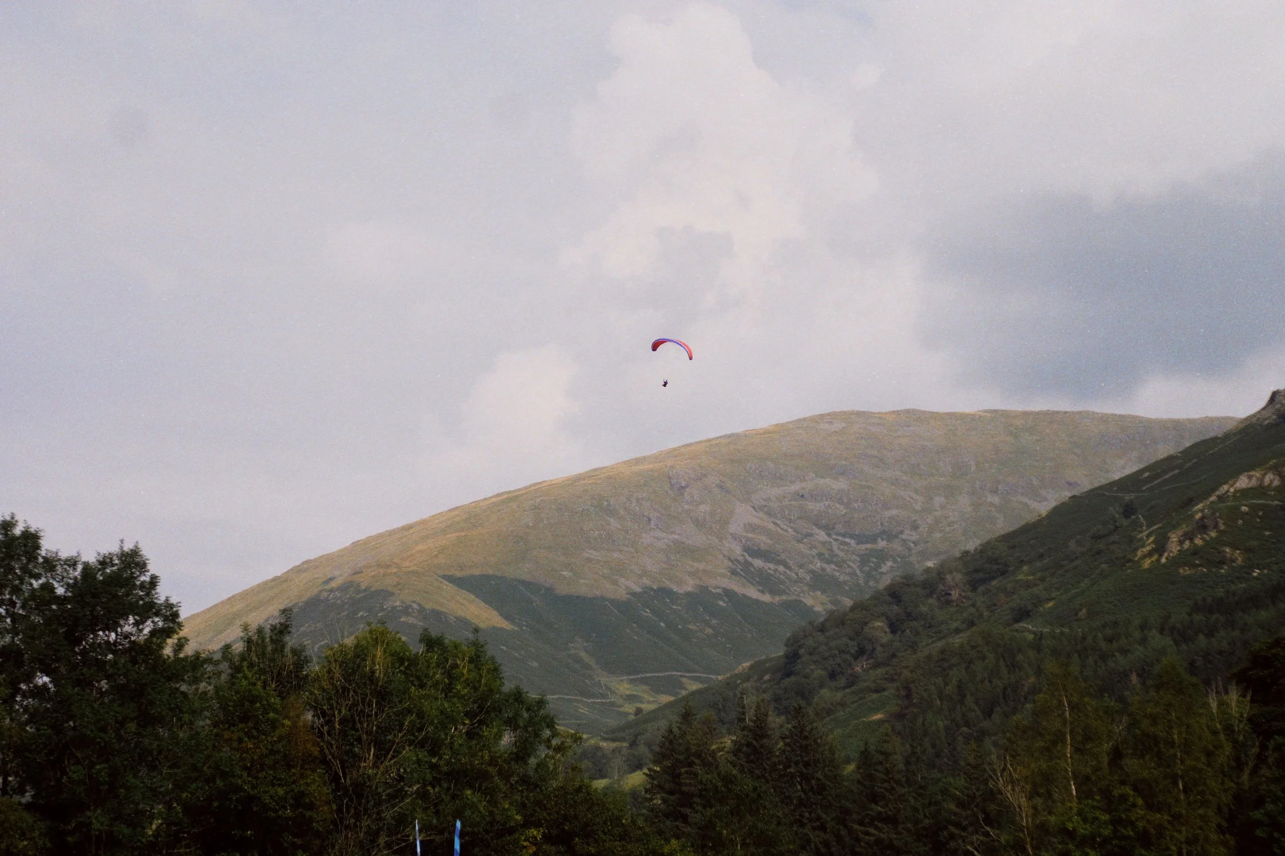  Quite a few hang gliders were enjoying the sights above Grasmere. 