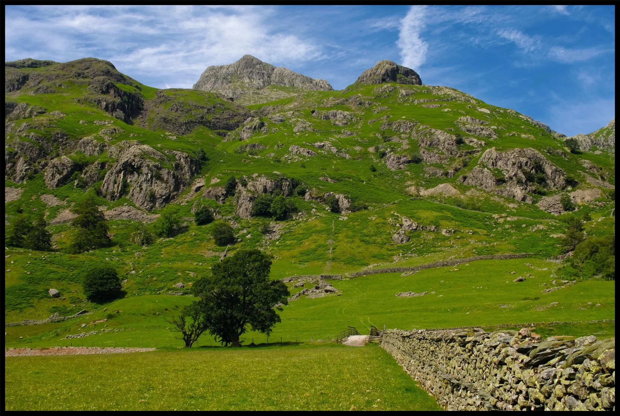 Heading back east towards the car, this part of the Langdale Pikes is very popular with rock climbers who fancy tackling some tricky climbs. 
