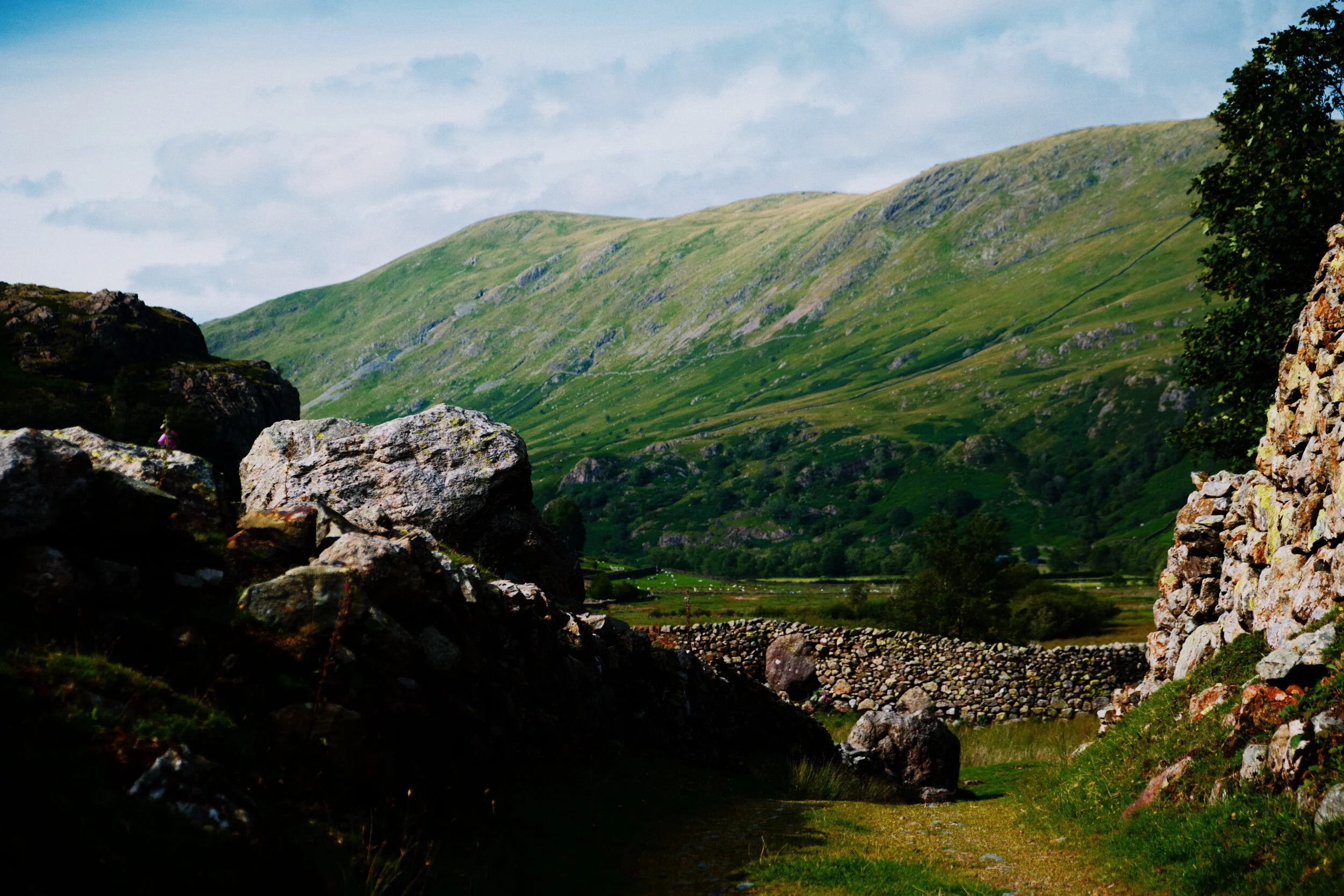The views begin to open up once we round Rook Howe; the slopes of Shipman Knotts (587 m/1,926 ft) looms in the distance.