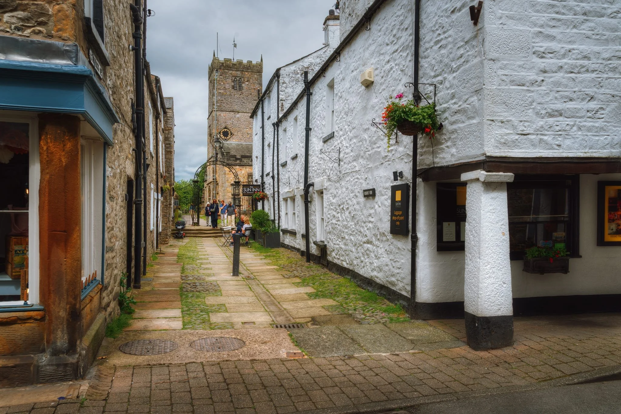  On the right, the Sun Inn, which has been around since the 1600s at the intersection of Market Street and Church Street. It retains a lot of its original features such as the overhanging first floor support by these huge limestone pillars. 