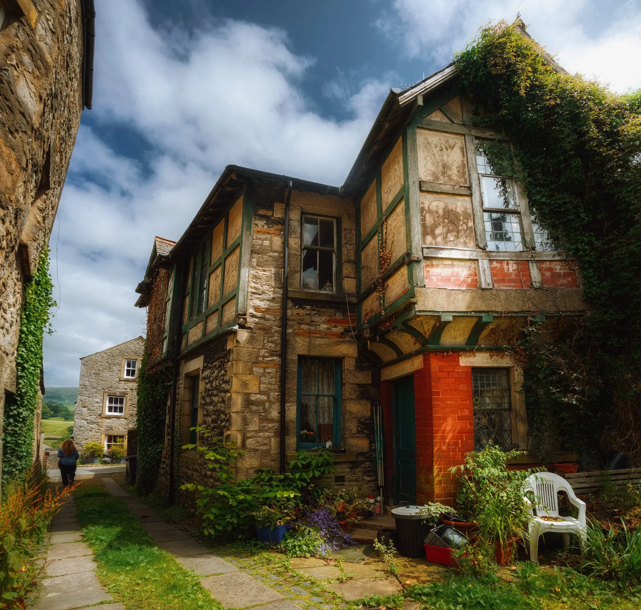  Tucked away from Mill Brow, Red Dragon Yard, and Horse Market is this gorgeous old property. I can&rsquo;t find mention of it anywhere on the world wide web. The stone panels on the first floor have intricate masonry decorations too. I wonder what the history of this property is. 