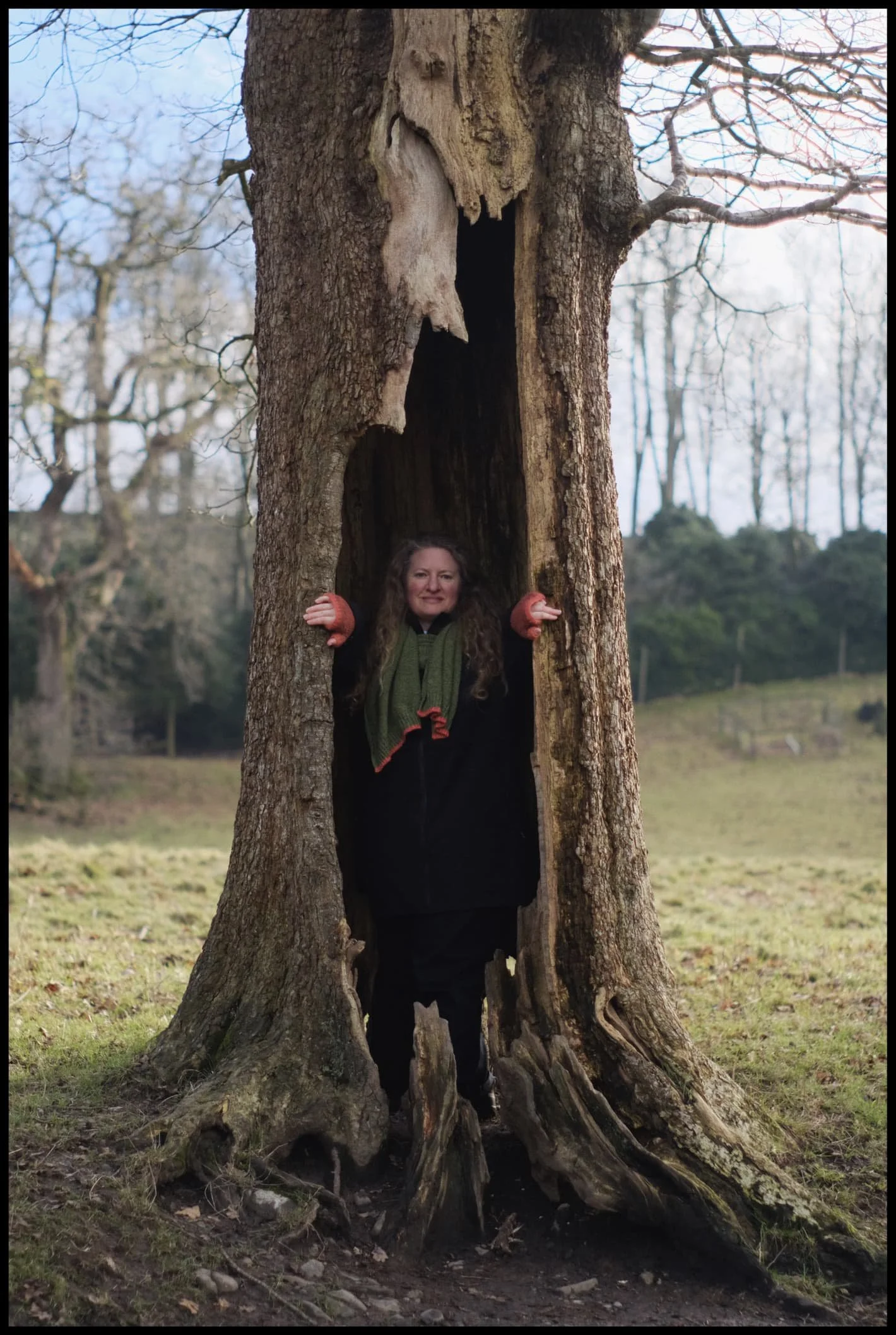 My lovely Lisabet, being the Wood Elf that she is, inside a hollow tree. 