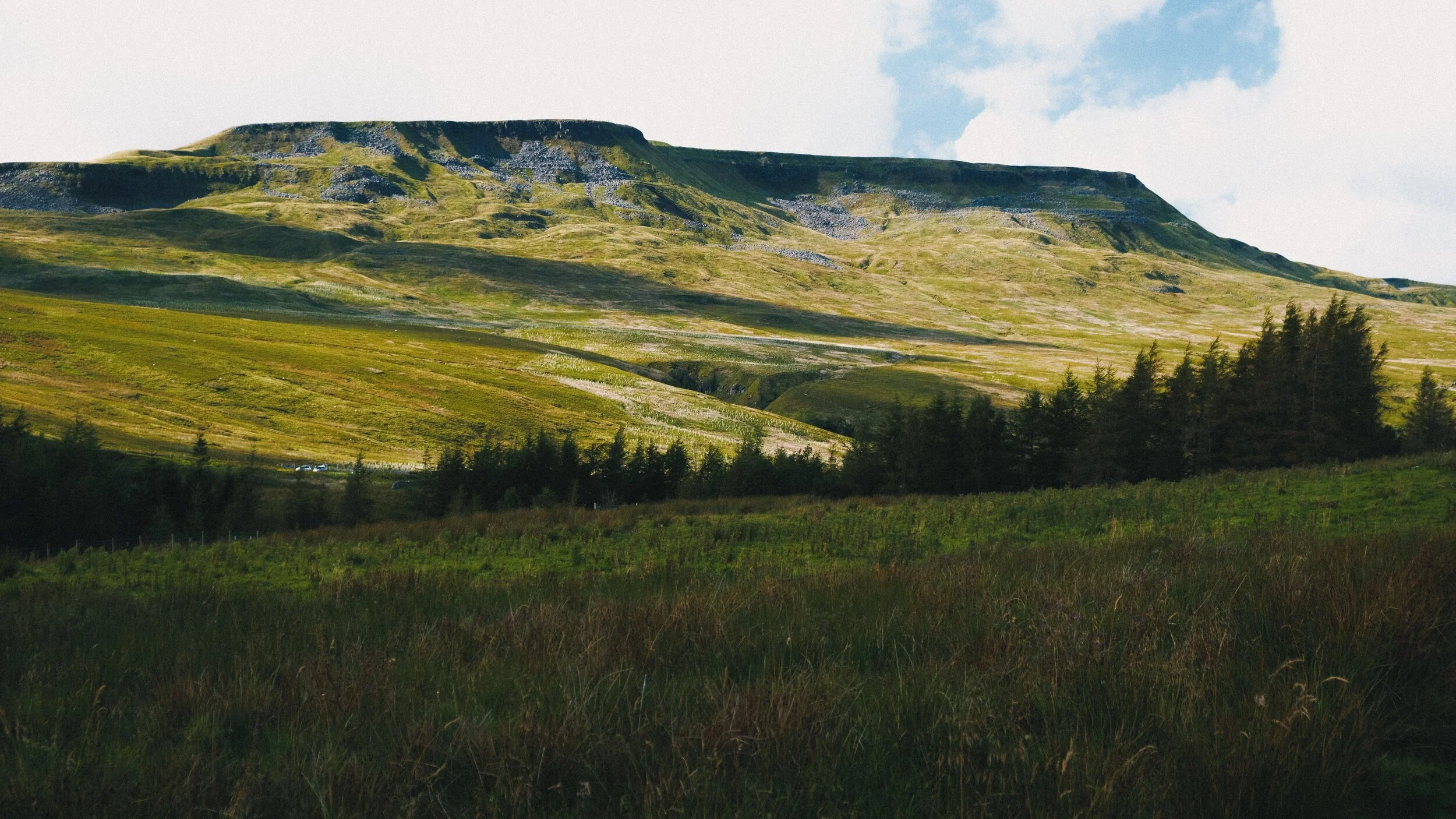 The beautiful profile of Wild Boar Fell (708 m/2,323 ft) with some clear late-afternoon light streaking across it.
