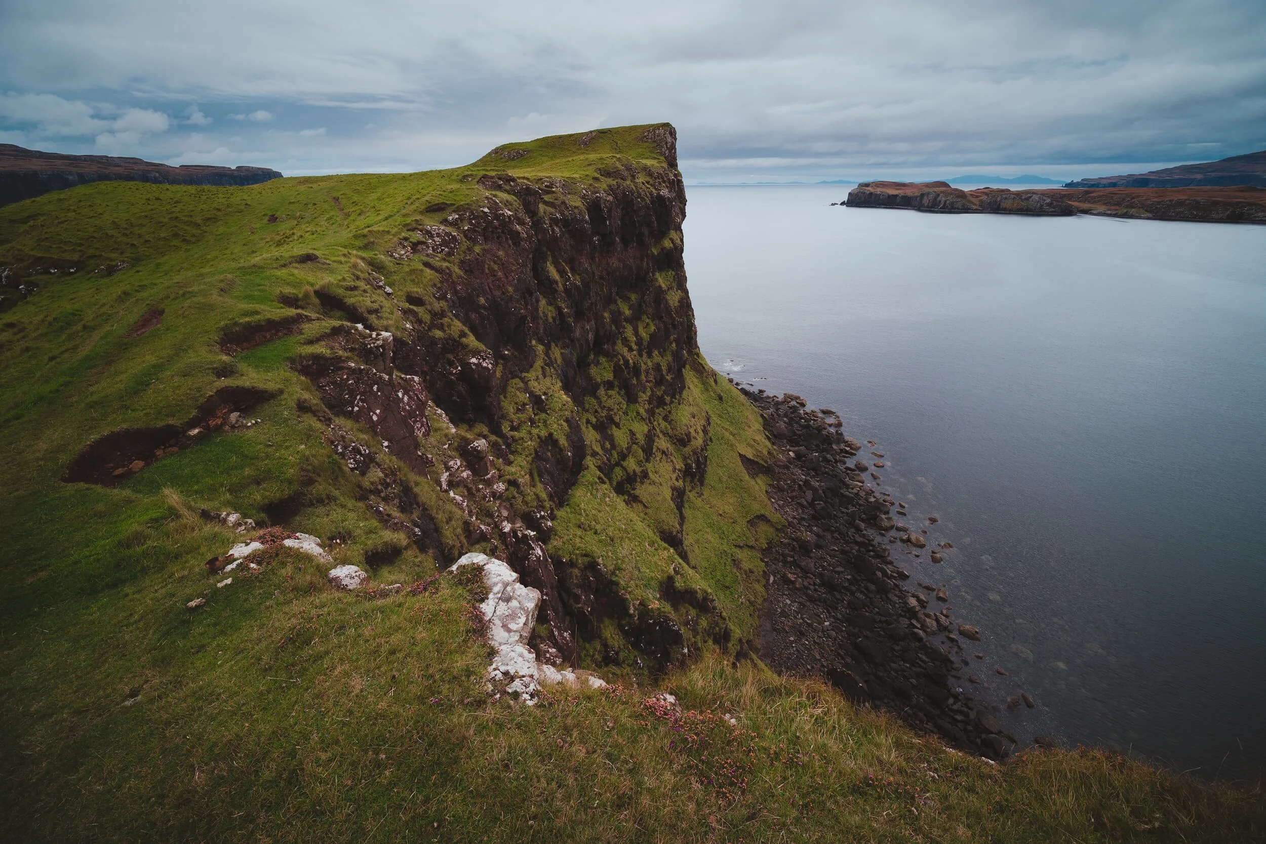  A composition leading towards the southernmost point of Oronsay. To the right, nearest, is Wiay, the largest island in Loch Bracadale. Further, to the right, is Idrigill Point of the Duirinish peninsula of Skye, and you can even  just  make out the hills on South Uist of the Outer Hebrides, 50 km away. 