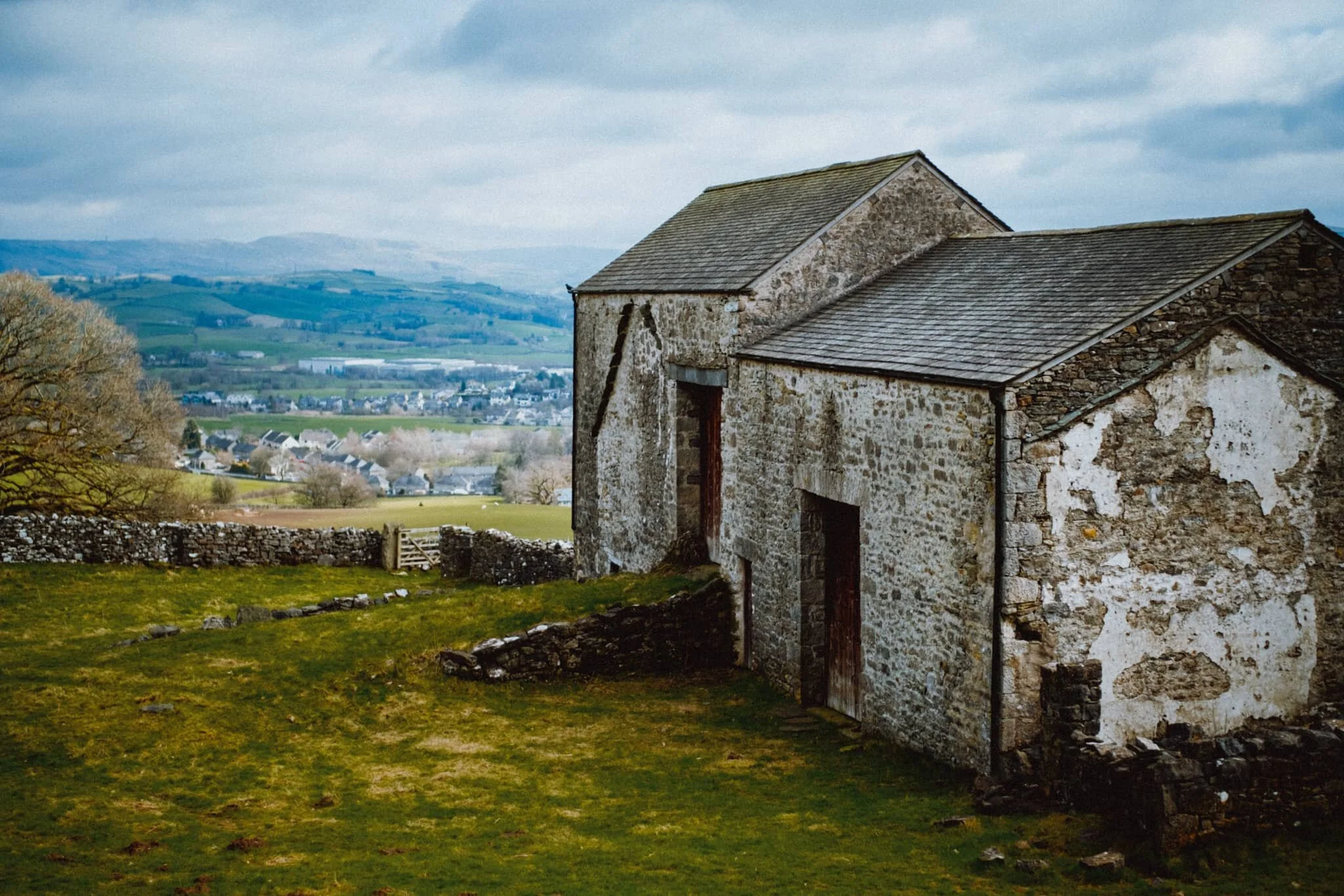 Large disused barns that mark the point where the footpath turns sharply and ascends up and around Helsfell Nab. What a dream it would be to own and convert these into housing. Imagine the views.