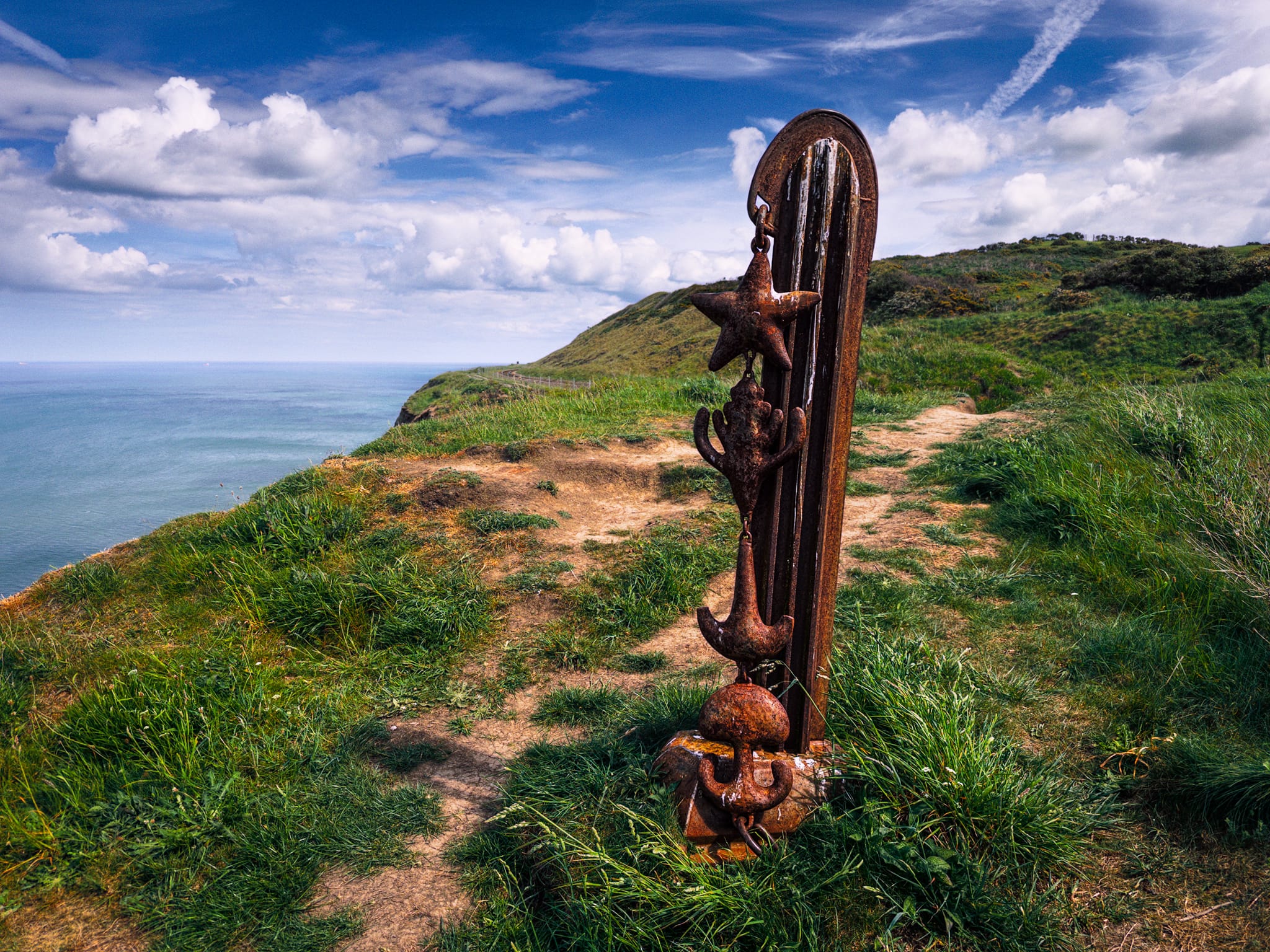 Along the way, we came across this interesting iron-wrought sculpture. This piece is called &ldquo;Pillar&rdquo;. Created by Richard Farrington in 1990 as part of a series of three clifftop steel artworks near Huntcliff on the Cleveland Way. The chain of four vertical metal charms on the post is designed to represent: A star at the top, the tip of a growing plant, the shape air makes when hitting a surface, and a jellyfish reflecting in the water at the bottom. Neat.
