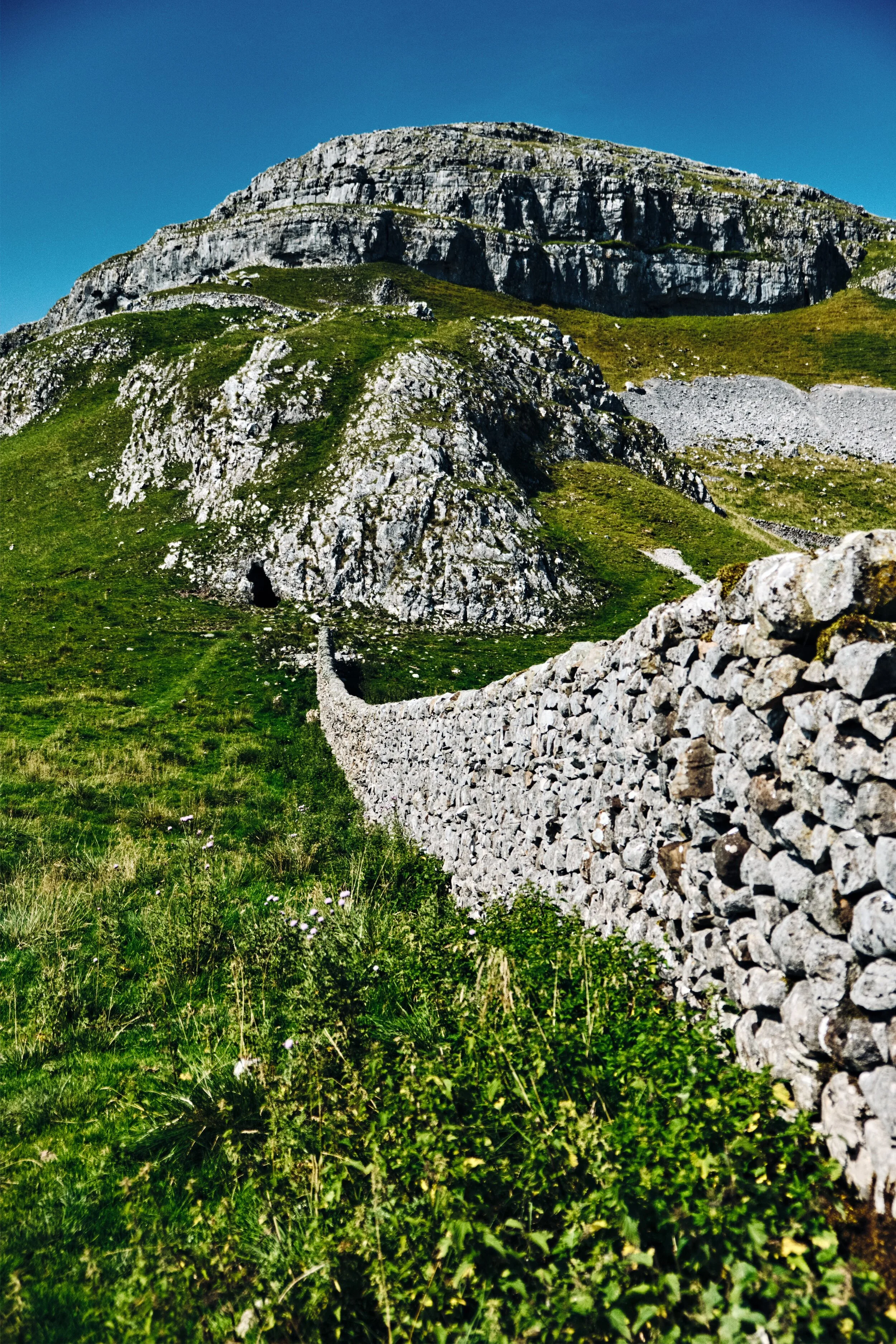 The highest peak of the Warrendale Knotts, reaching 440 m/1,446 ft.