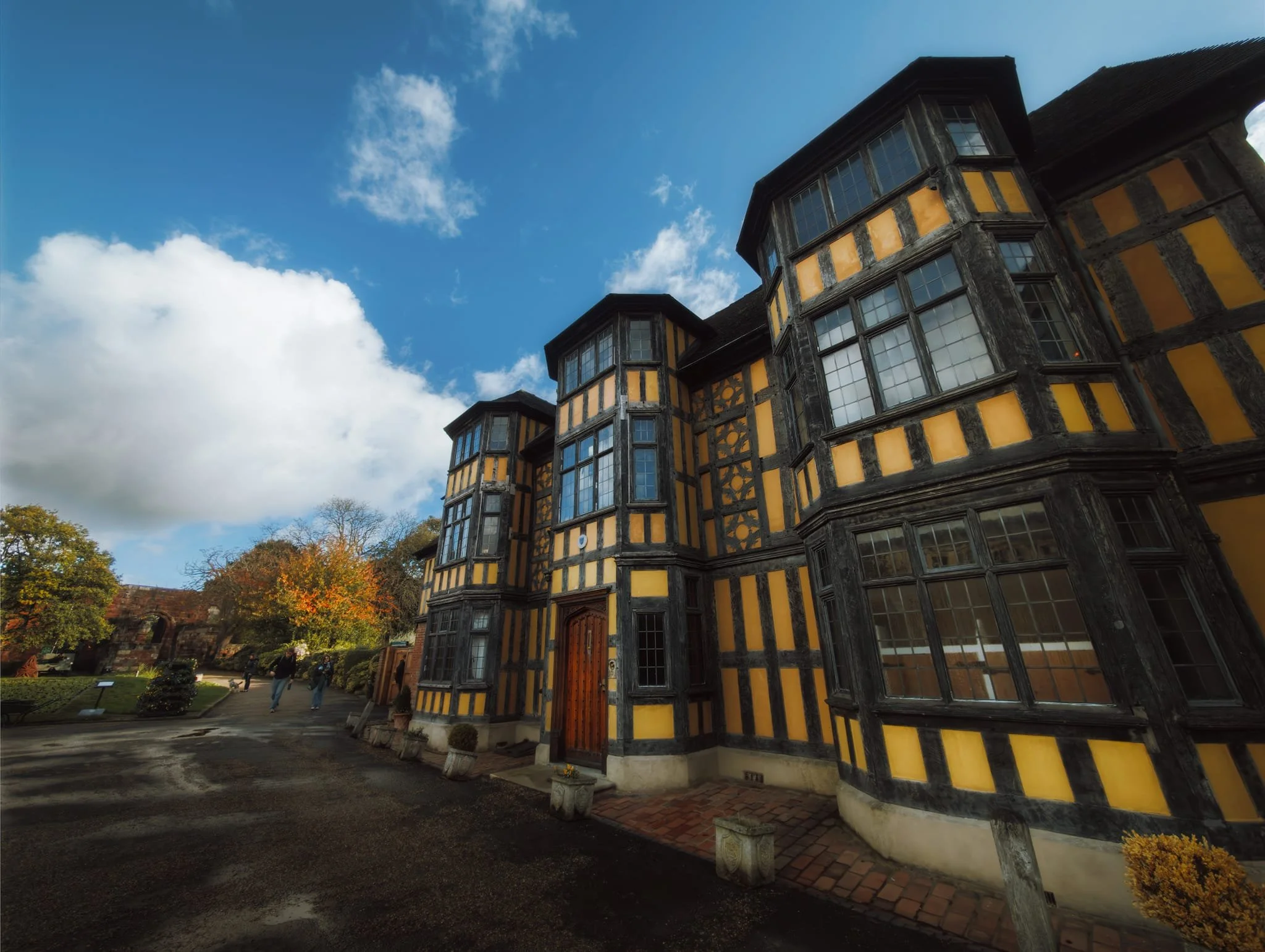 On the approach to the Soldiers of Shropshire Museum, you can find the beautiful Castle Gates House. Built in the late 1500s and restored around 1912, another striking timber-framed house. The 1912 restoration added a central arched doorway.