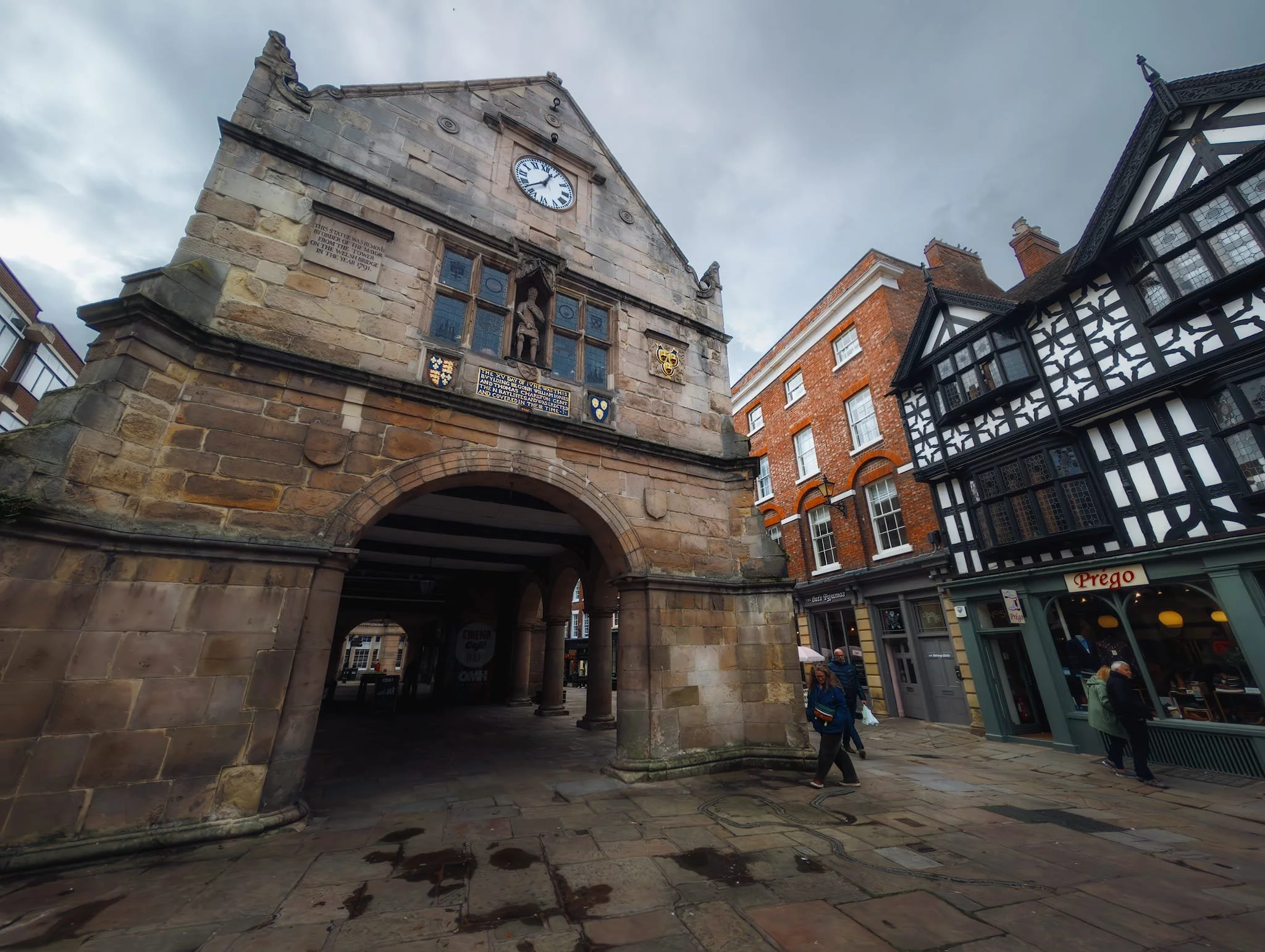 The Old Market Hall, built in 1596 by the Corporation of Shrewsbury. An older Market House was built on the same site in the 1260s. Rain clouds are brewing above.