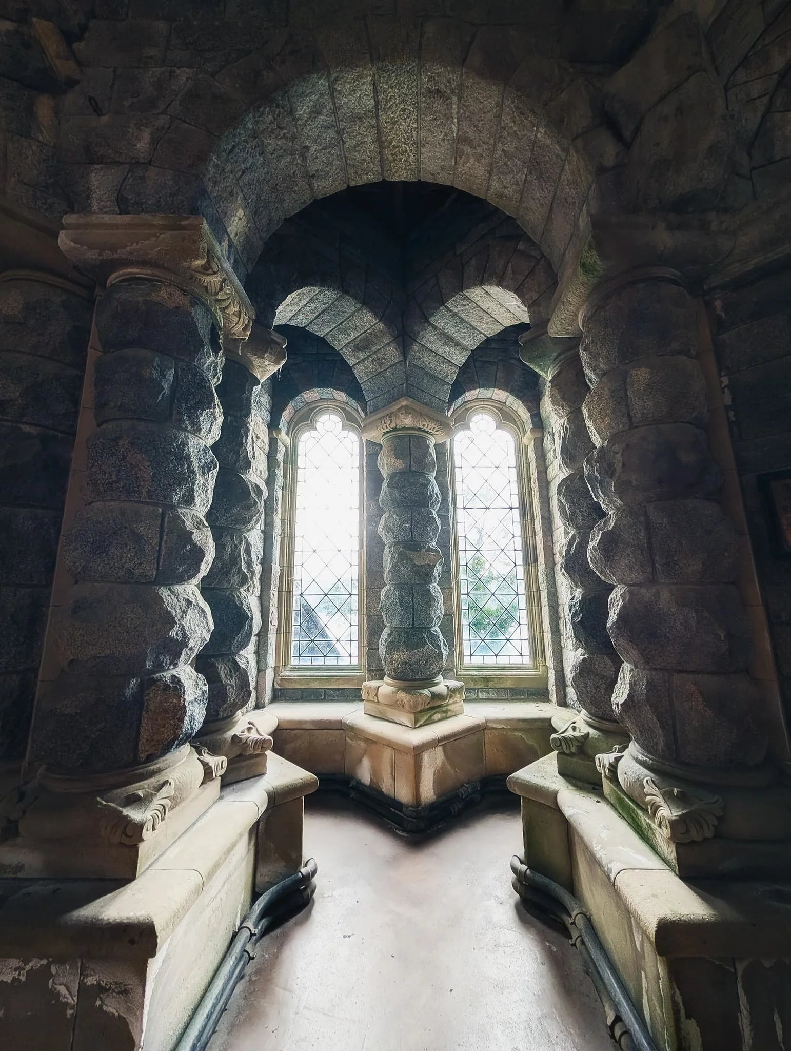  Campbell made use of large unsmoothed granite boulders from the nearby mountain  Ben Cruachan  in order to create pillars and arches. 
