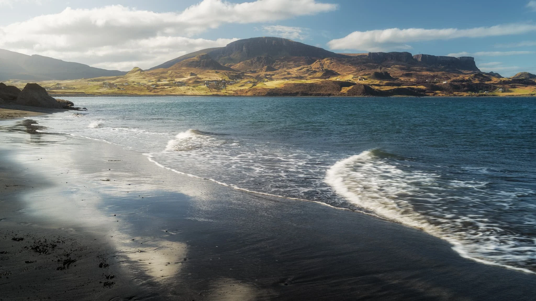  At the far northwestern edge of the beach, a crackin&rsquo; view of the Quiraing opens up. I relied on the sensor stabilisation of my camera to slow down the shutter as much as possible at f/22, whilst still getting a relatively sharp image. The result came out alright. 