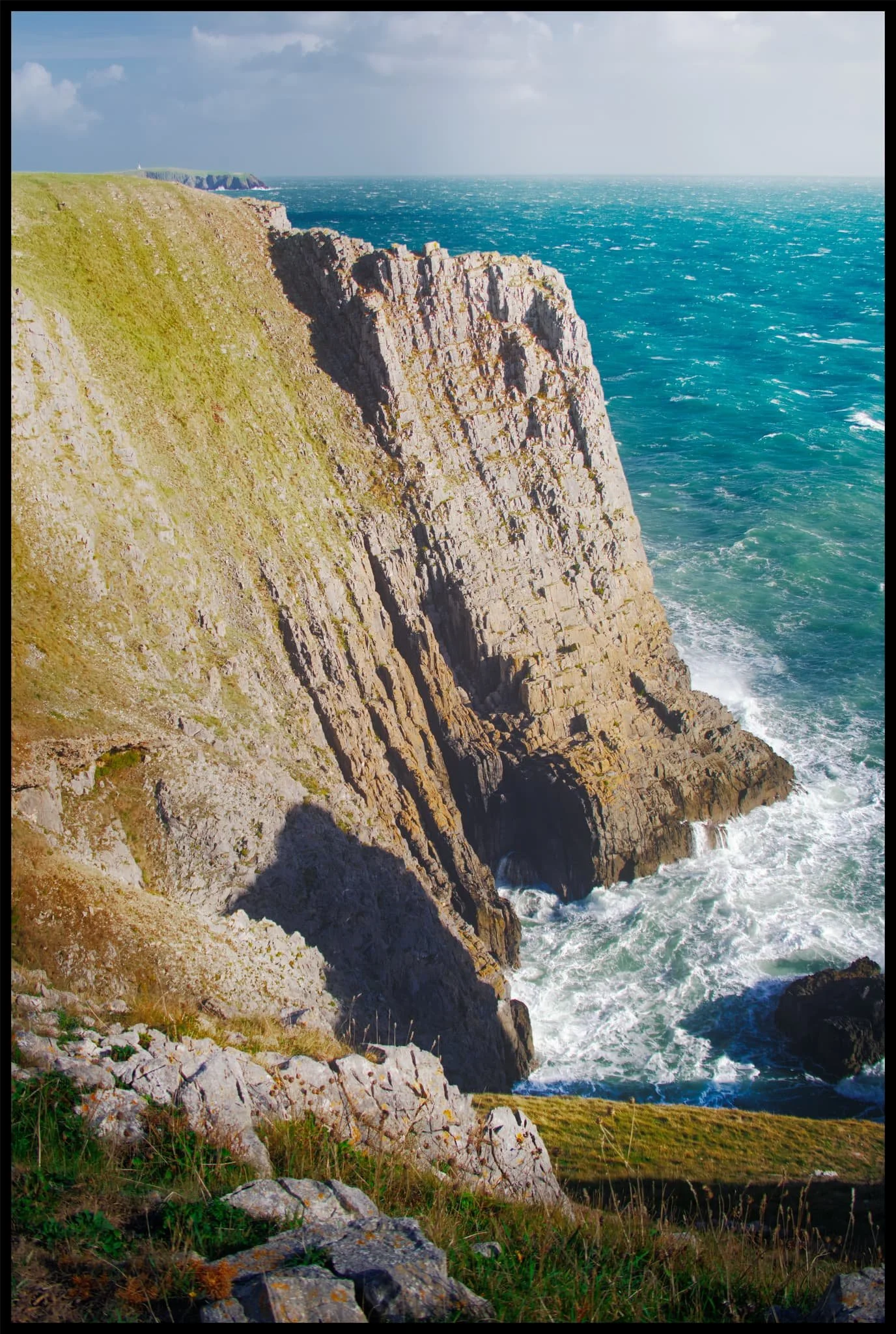  The other side of Whitesheet Rock above the aquamarine waters of Lydstep Haven. 