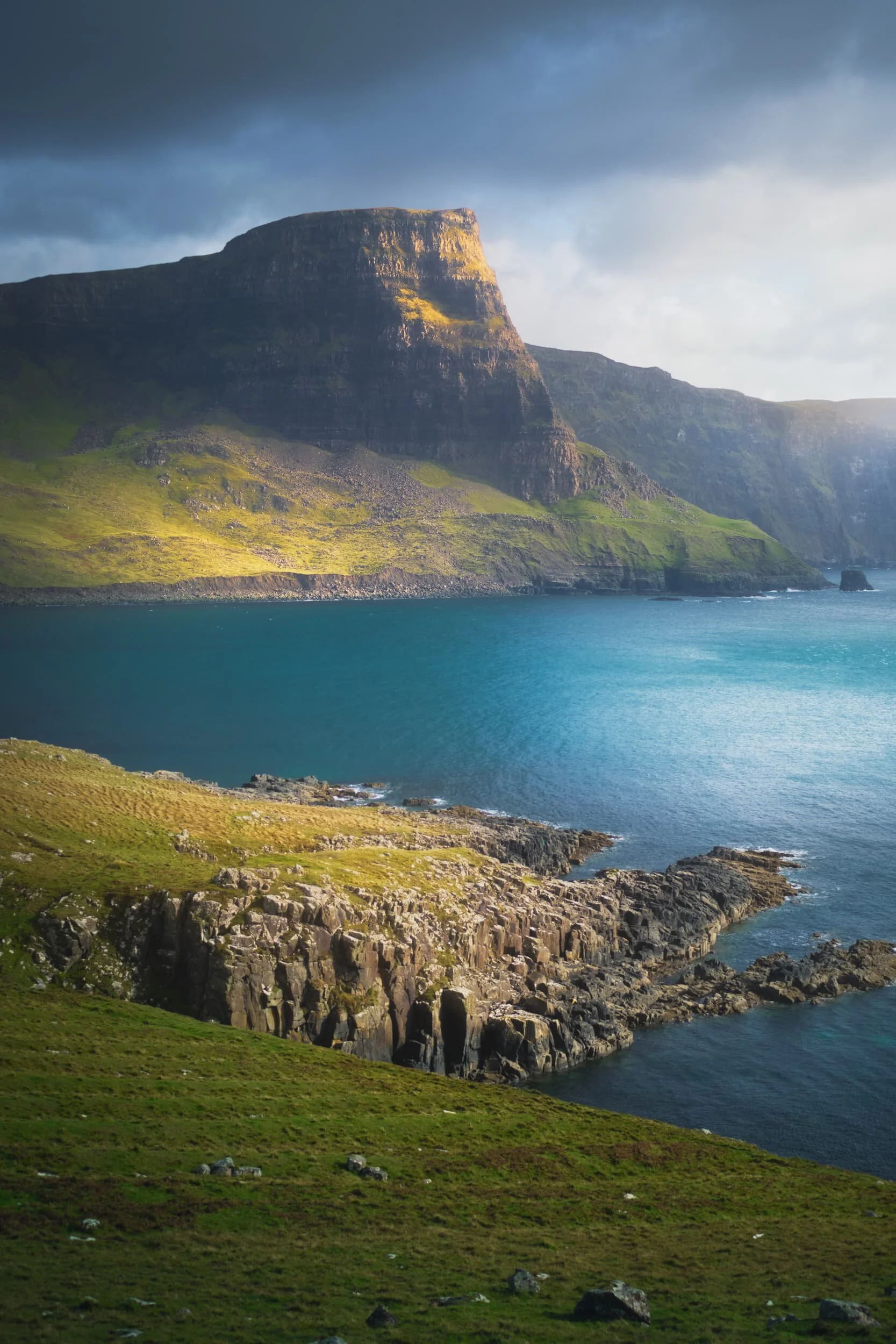  We managed a brief visit to Neist Point during a day spent running away from various wet weather systems. The area is known for its views towards the Neist Point cliffs and its lighthouse, but one shouldn&rsquo;t ignore the vast cliffs of Waterstein Head, reaching 882 ft high. 