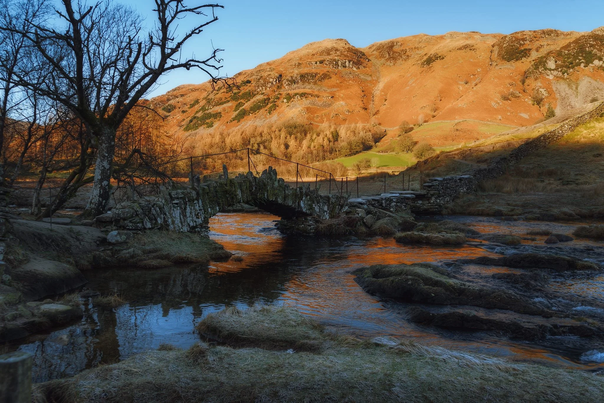 After arriving at Hodge Close Quarry, I pondered my options. I realised that I had never been to the famous Slater’s Bridge in Little Langdale, and the route didn’t look hard at all. 30 minutes of navigating frozen paths later, I arrived at the 17th-century packhorse bridge, this glorious timeless scene unveiling itself.