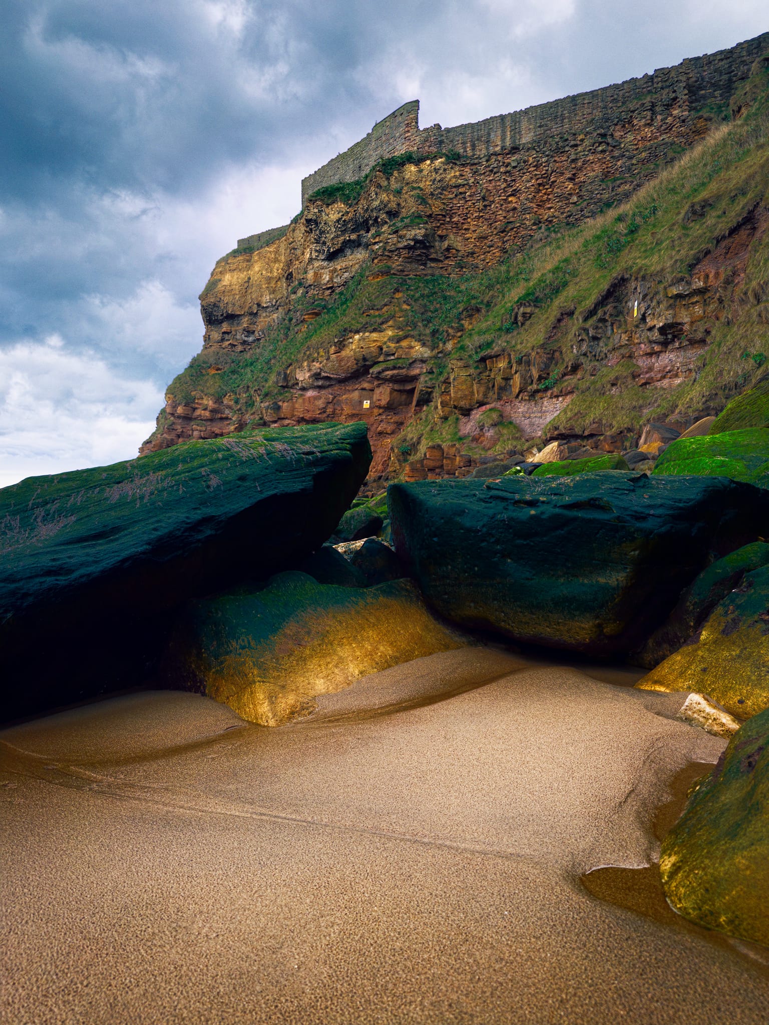 Away from the cliff, more seaweed-draped boulders were more haphazardly arranged on top of each other, making for some nice compositions if you didn&rsquo;t mind getting down low.
